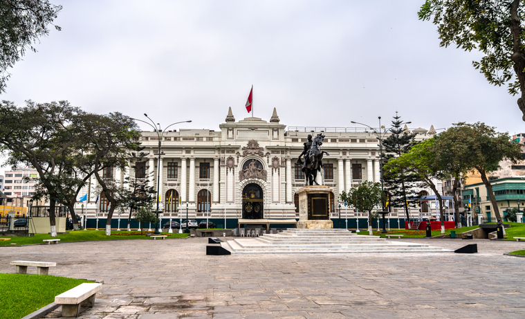 Congreso de Perú investigan a diputada por obligar a empleados a dar su sueldo