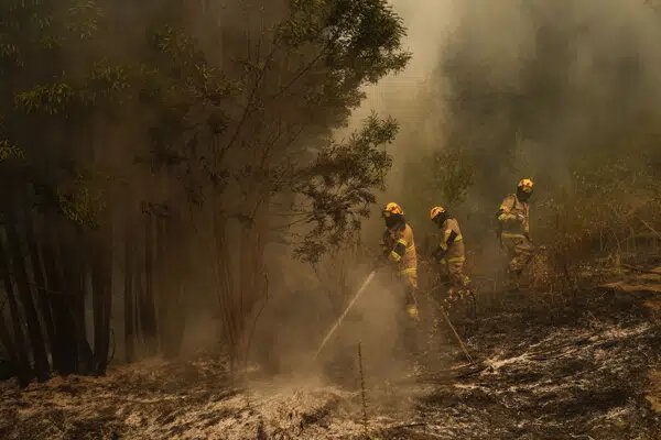 Chile combate 90 incendios sin control pese a mayor humedad