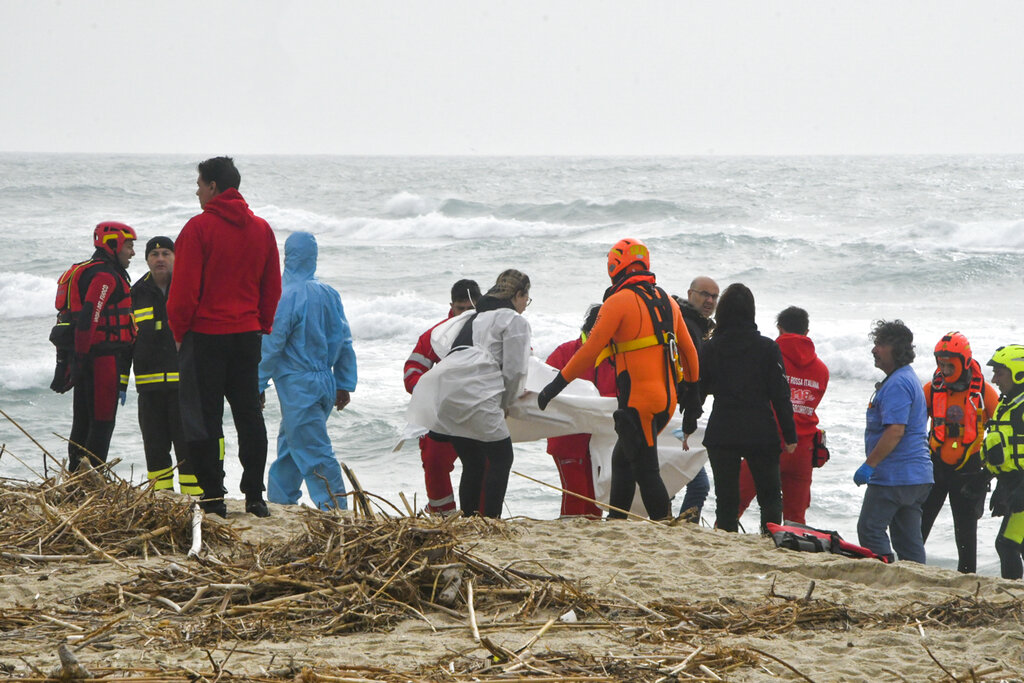 Al menos 30 migrantes fallecidos en naufragio en la costa de Italia