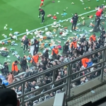 Aficionados turcos llenan el campo del Besiktas de peluches para niños afectados por terremotos