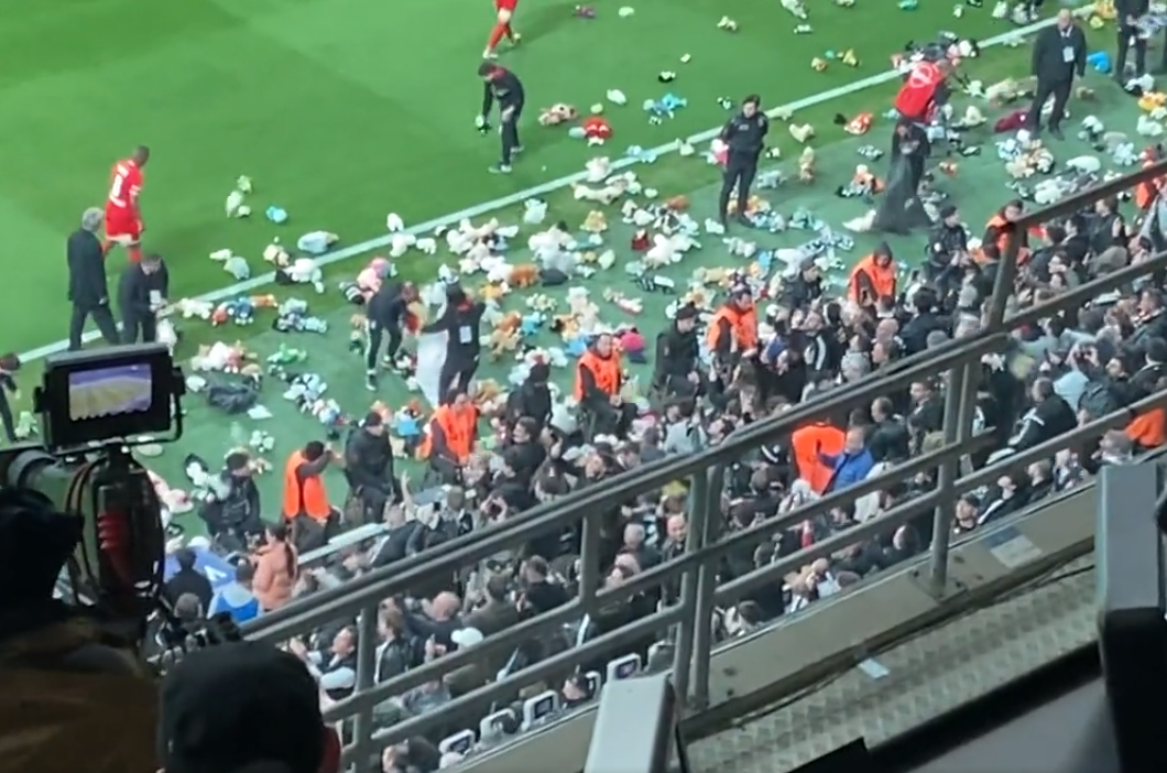 Aficionados turcos llenan el campo del Besiktas de peluches para niños afectados por terremotos