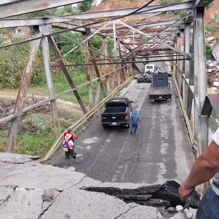 Dos personas fallecieron por caída de puente en Mérida