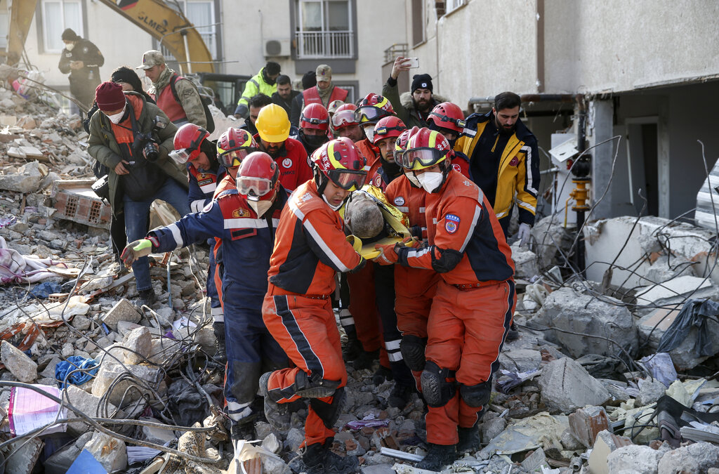 Nuevos rescates en Turquía mientras se acaba el tiempo tras una semana del terremoto