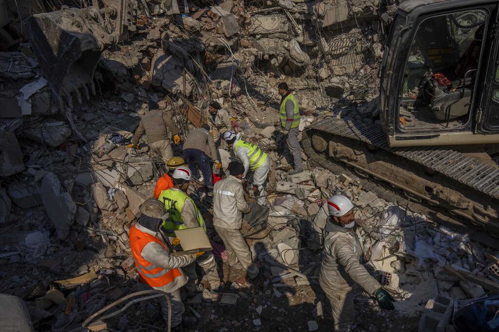 Tres jóvenes fueron rescatados con vida tras nueve días del terremoto