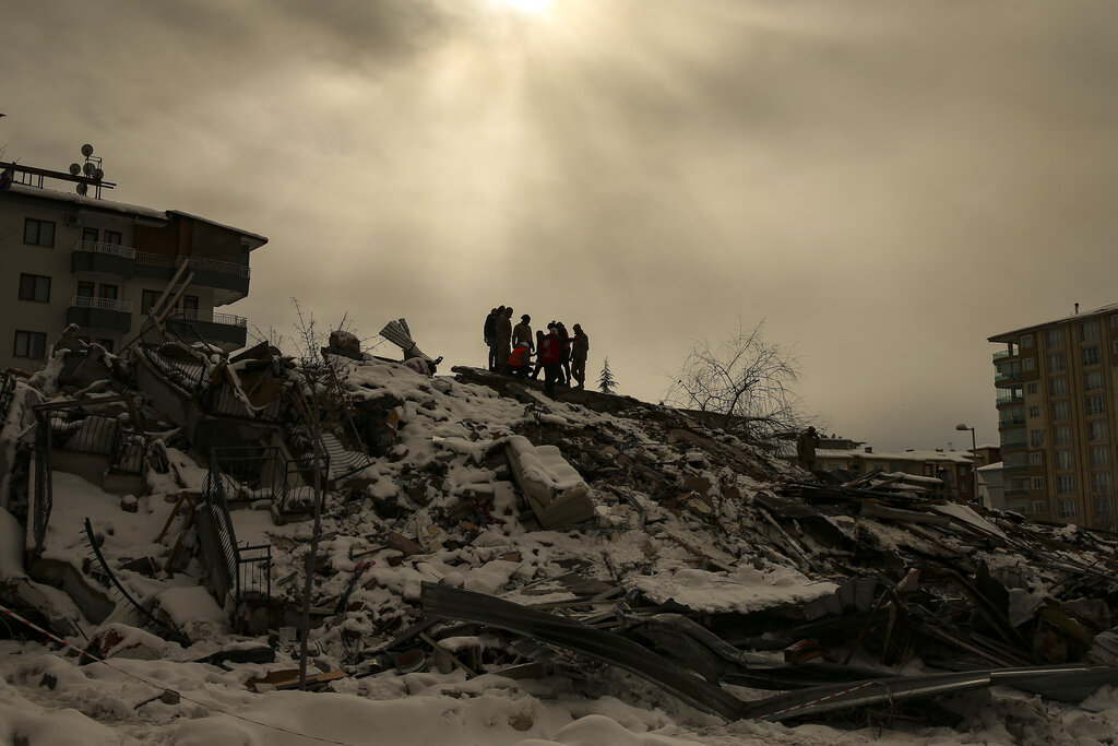 Cifra de fallecidos por terremoto en Turquía y Siria supera los 9.500