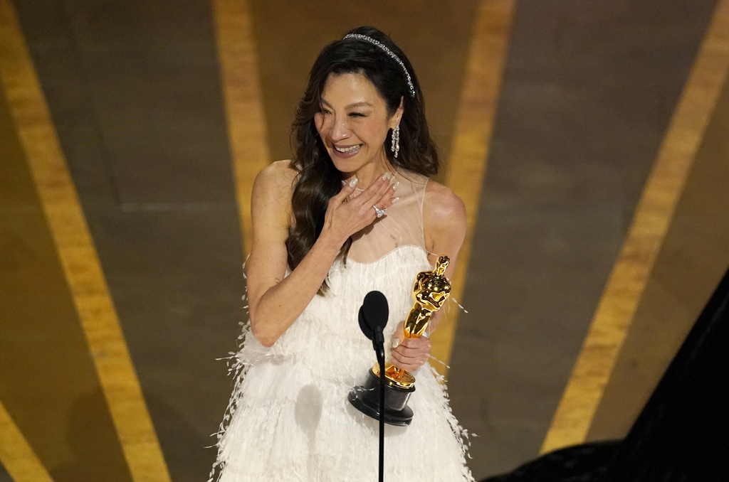 Michelle Yeoh hace historia al ser la primera asiática en ganar un Oscar a mejor actriz