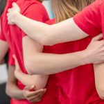 (+video) Niña argentina de ocho años vence la leucemia y sus amigos del colegio la reciben con abrazos