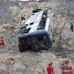 Suben a 29 los pasajeros muertos al volcarse un autobús en los Andes de Perú