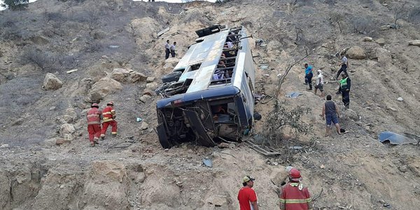 Suben a 29 los pasajeros muertos al volcarse un autobús en los Andes de Perú