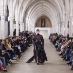 Valentino celebra un desfile de corbata negra en París, mientras Lanvin se vuelve simple