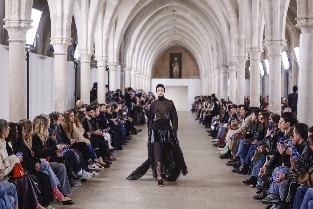 Valentino celebra un desfile de corbata negra en París, mientras Lanvin se vuelve simple