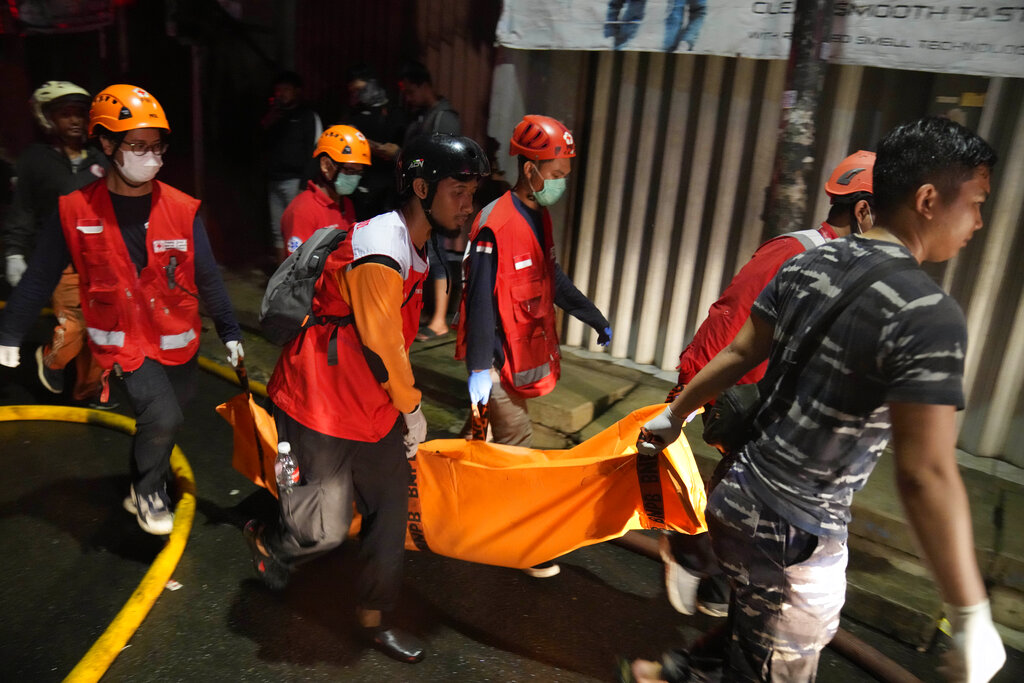 incendio-bomberos-heridos-yakarta