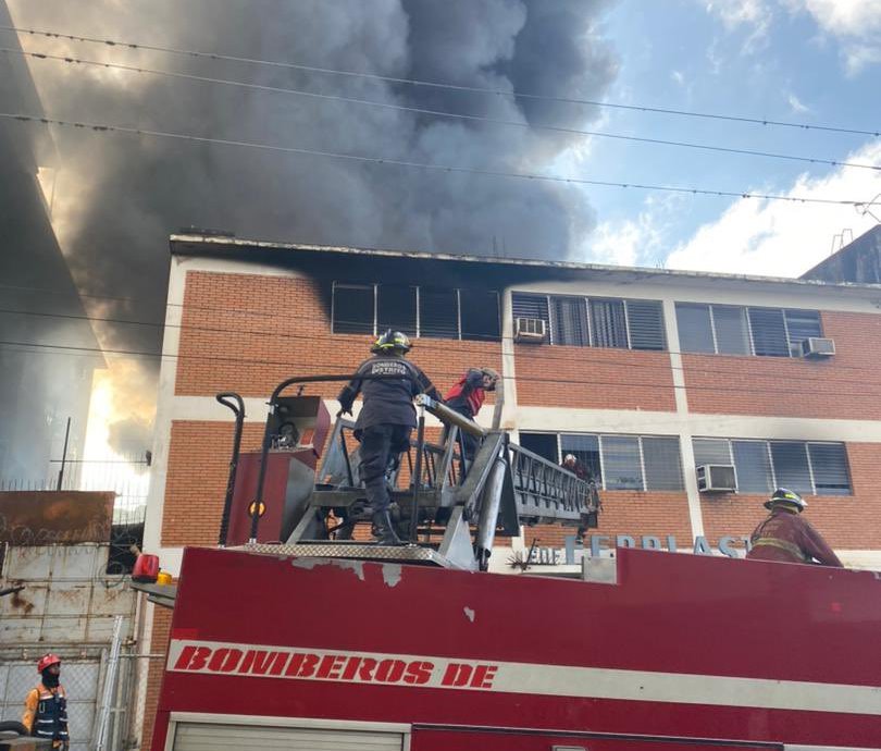 Miranda | Controlan incendio en fábrica de plástico ubicada en Boleíta