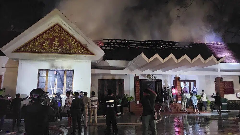 Incendio daña parte de la residencia del rey camboyano cerca del templo