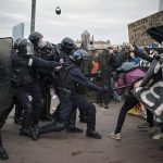 Protestas por reforma de pensiones en Francia se intensifican: 149 agentes heridos y 172 detenciones