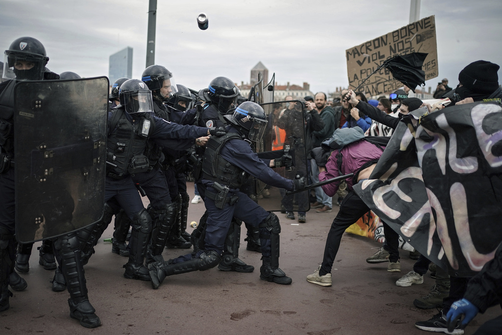 Protestas por reforma de pensiones en Francia se intensifican: 149 agentes heridos y 172 detenciones