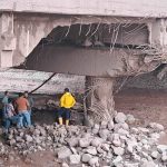 Crecida de quebrada ocasiona daños en puente de Mérida