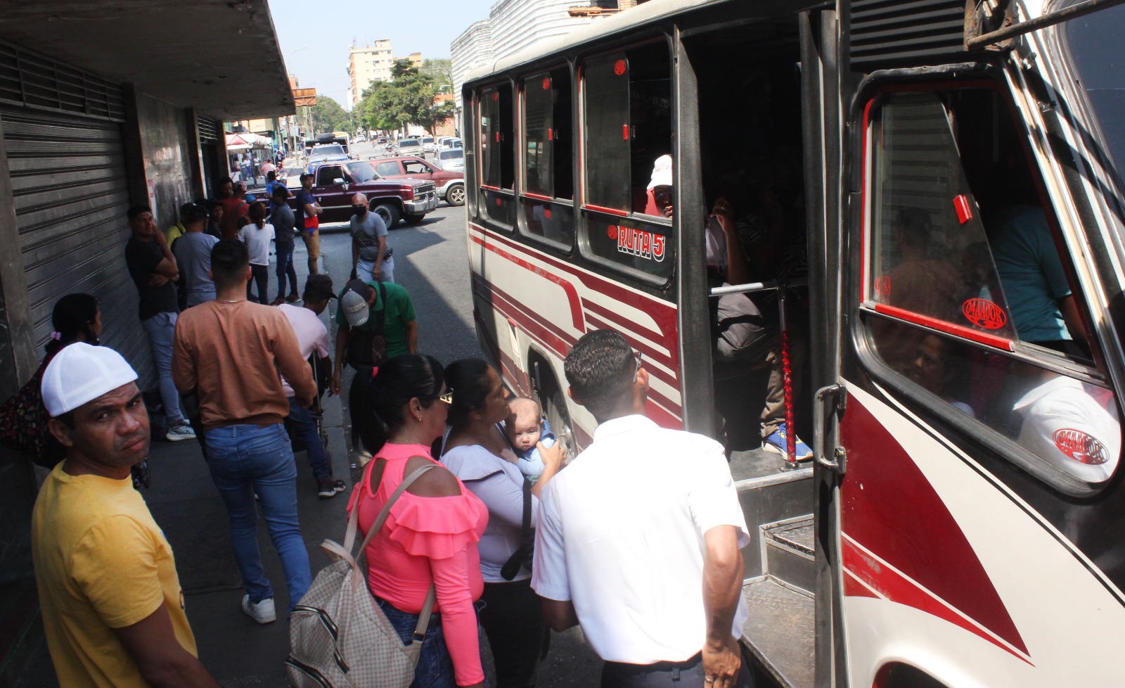 Gremio de transportistas afirma que aumento de pasaje urbano a Bs. 15 es insuficiente