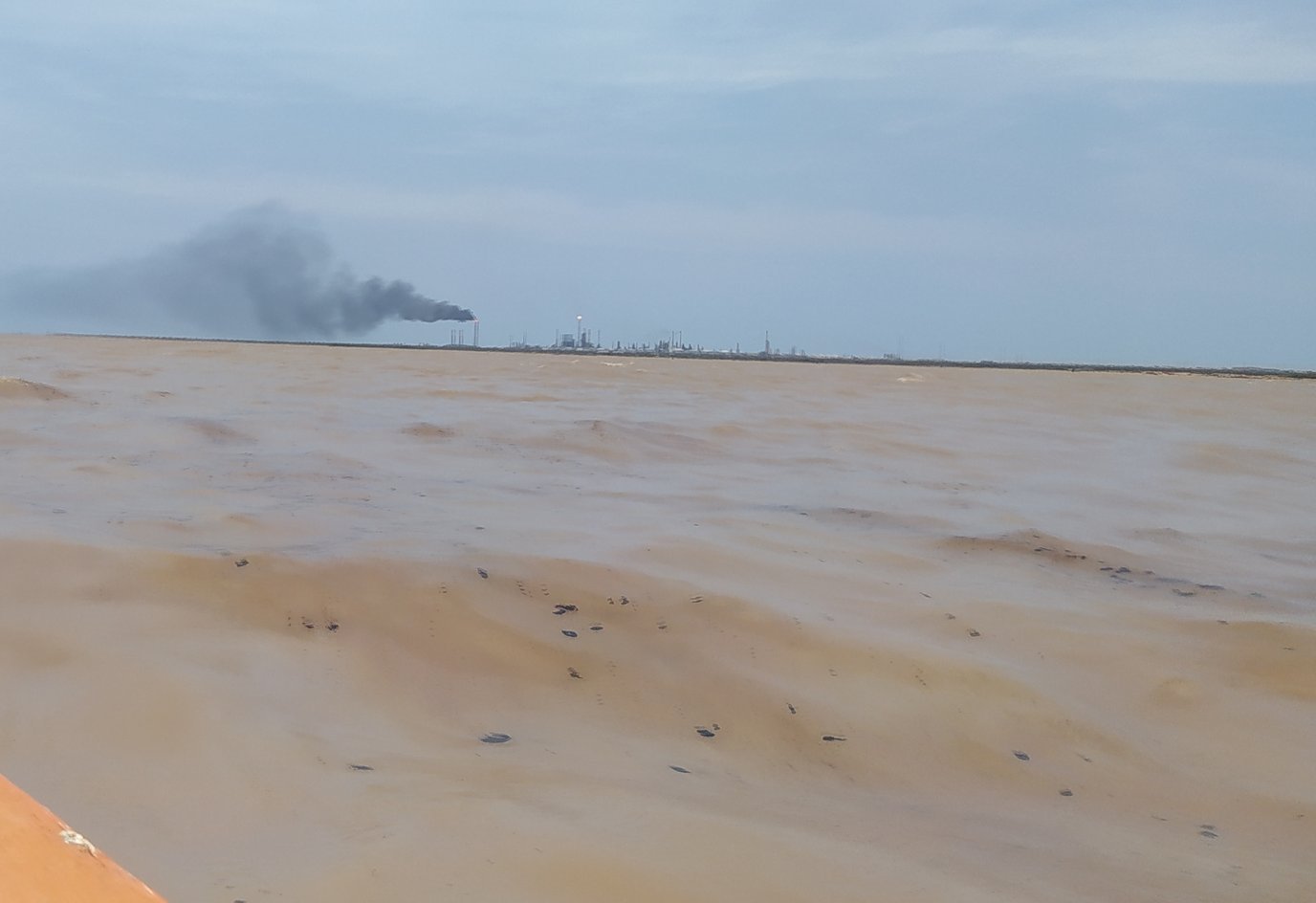 Derrames de petróleo en el Golfete de Coro afectan a al menos 1500 pescadores