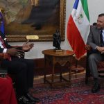 Embajador de Guinea Ecuatorial en Venezuela presenta copias de estilo