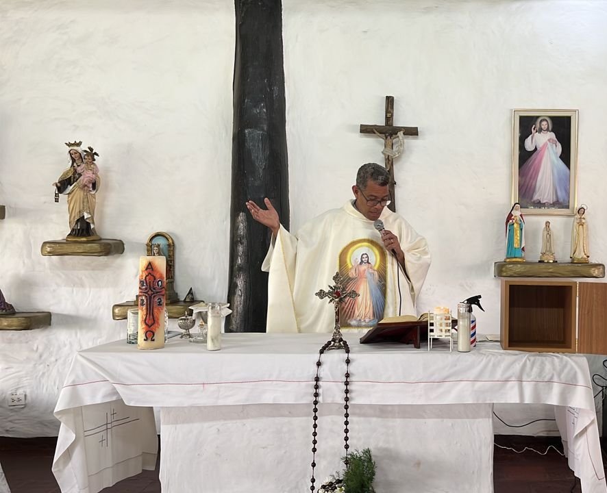 Arquidiócesis denuncia a falso sacerdote que celebra bautizos y bodas en club de Caracas