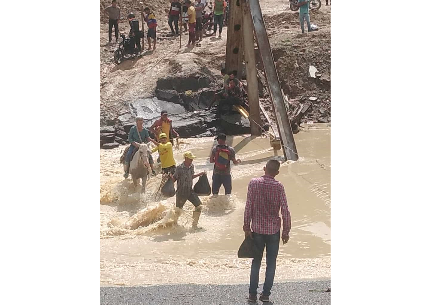 Mérida | Crecida de río por lluvias termina de hundir puente colapsado en El Vigía