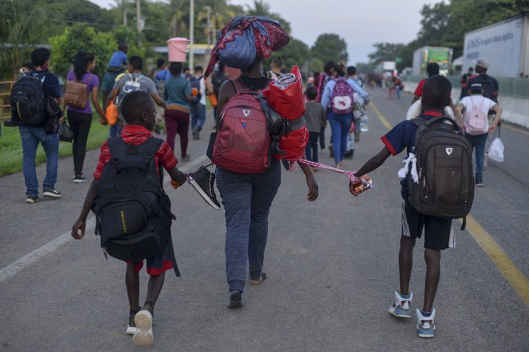 Iglesia católica pide políticas más humanas para migrantes que cruzan México