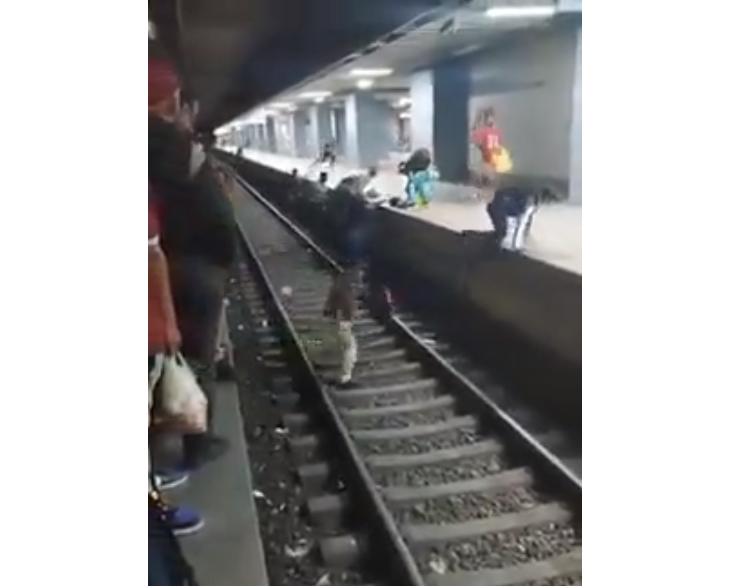(+video) Usuarios de ferrocarril Valles del Tuy atraviesan los rieles para llegar a otro tren más rápido