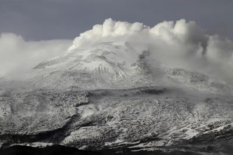 Colombia inicia evacuación de familias por actividad del volcán Nevado del Ruiz