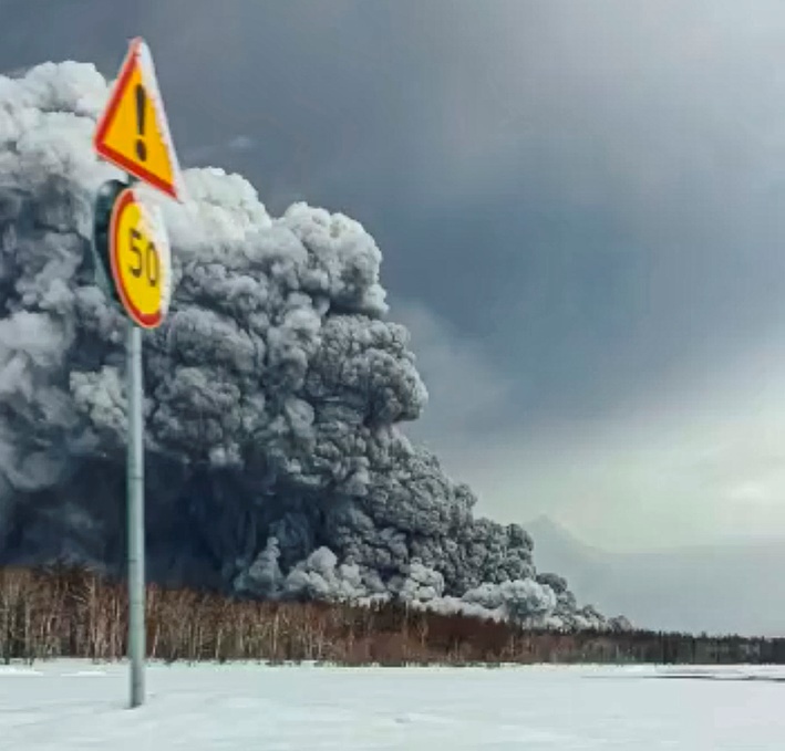 Rusia | Volcán en Kamchatka expulsa grandes nubes de ceniza y amenaza la aviación