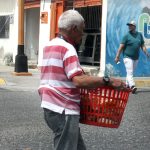 Convite: adultos mayores vuelven al mercado laboral en condiciones de precariedad para costear alimentos y medicinas