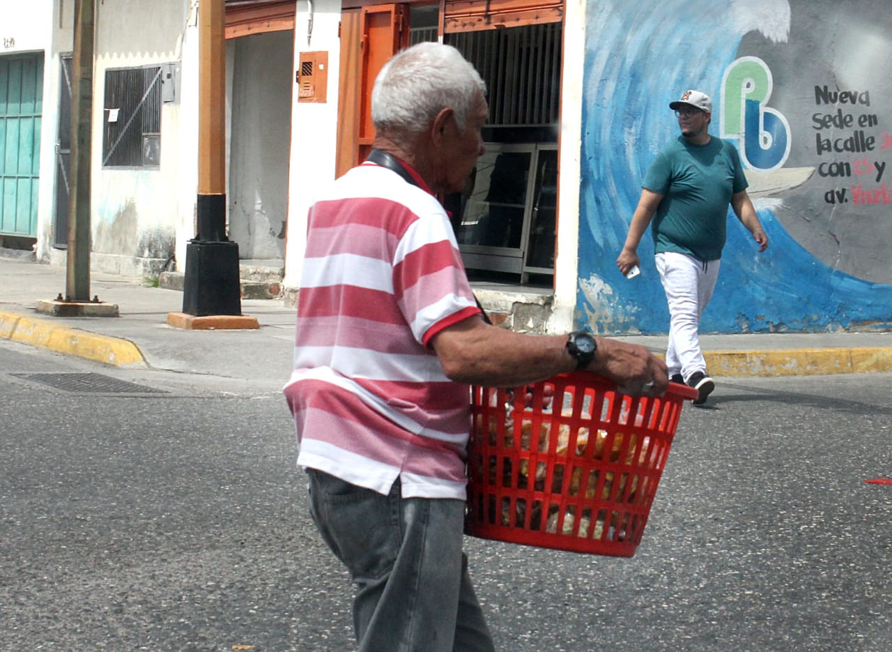 Convite: adultos mayores vuelven al mercado laboral en condiciones de precariedad para costear alimentos y medicinas