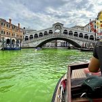 Investigan origen de líquido verde en el Gran Canal de Venecia