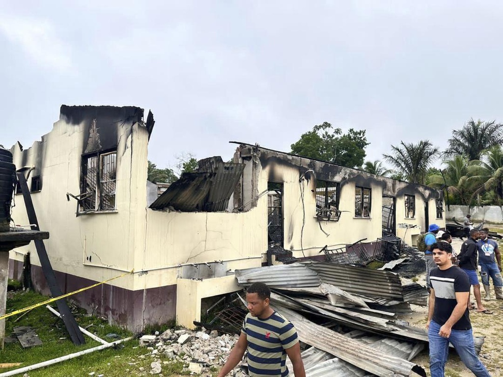 Sube a 20 el número de niños fallecidos por incendio en escuela de Guyana