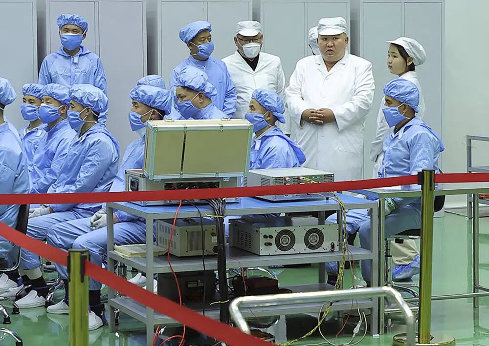 Kim Jong Un, examina satélite espía militar que podría ser lanzado pronto