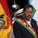 Presidente de Bolivia encabeza marcha y sube los salarios