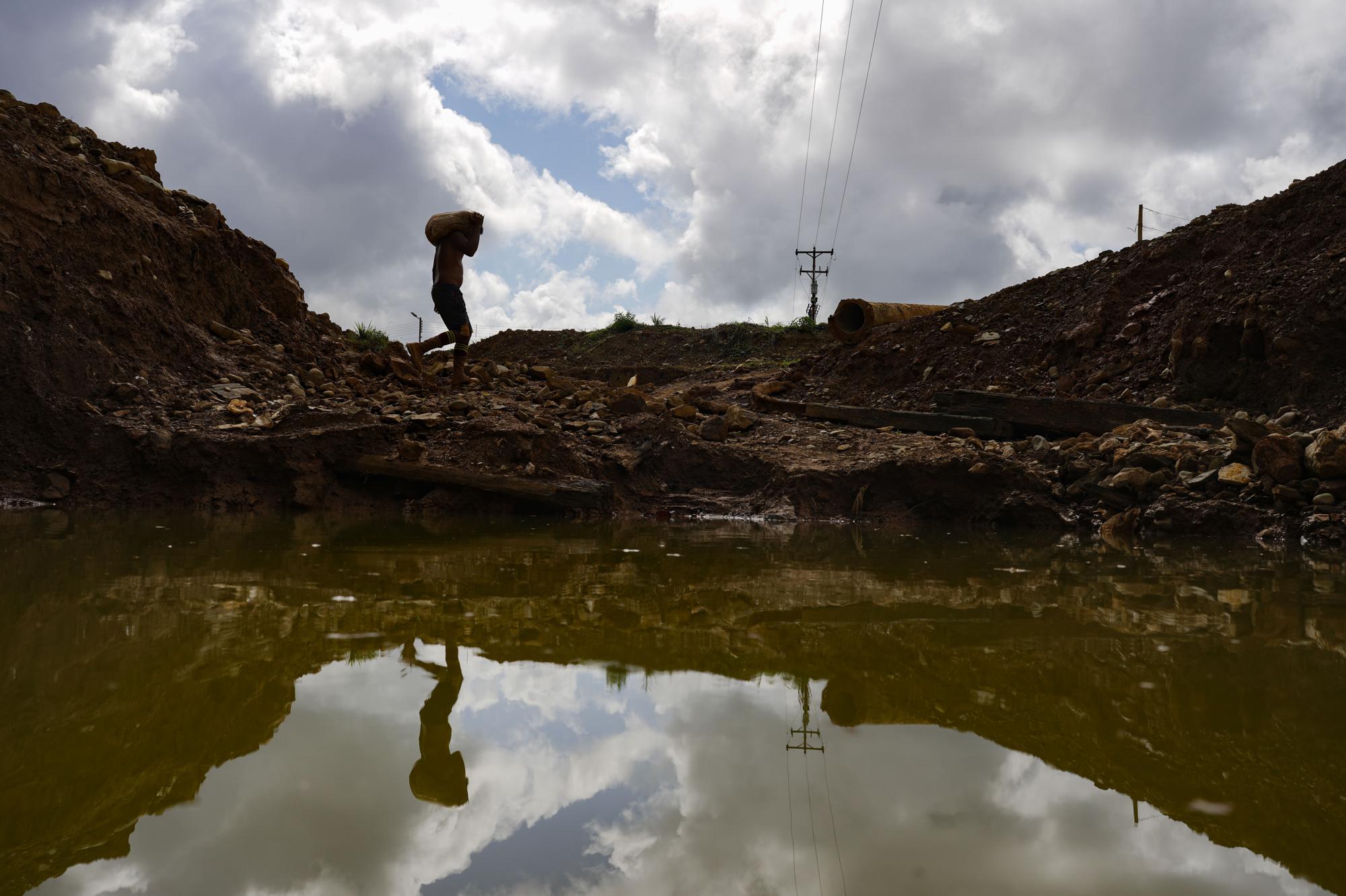 Proliferación de minas de oro en Venezuela ofrece trabajo agotador y peligroso