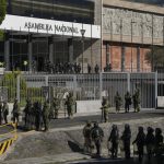 Militares cercan sede de la Asamblea Nacional y respaldan su disolución