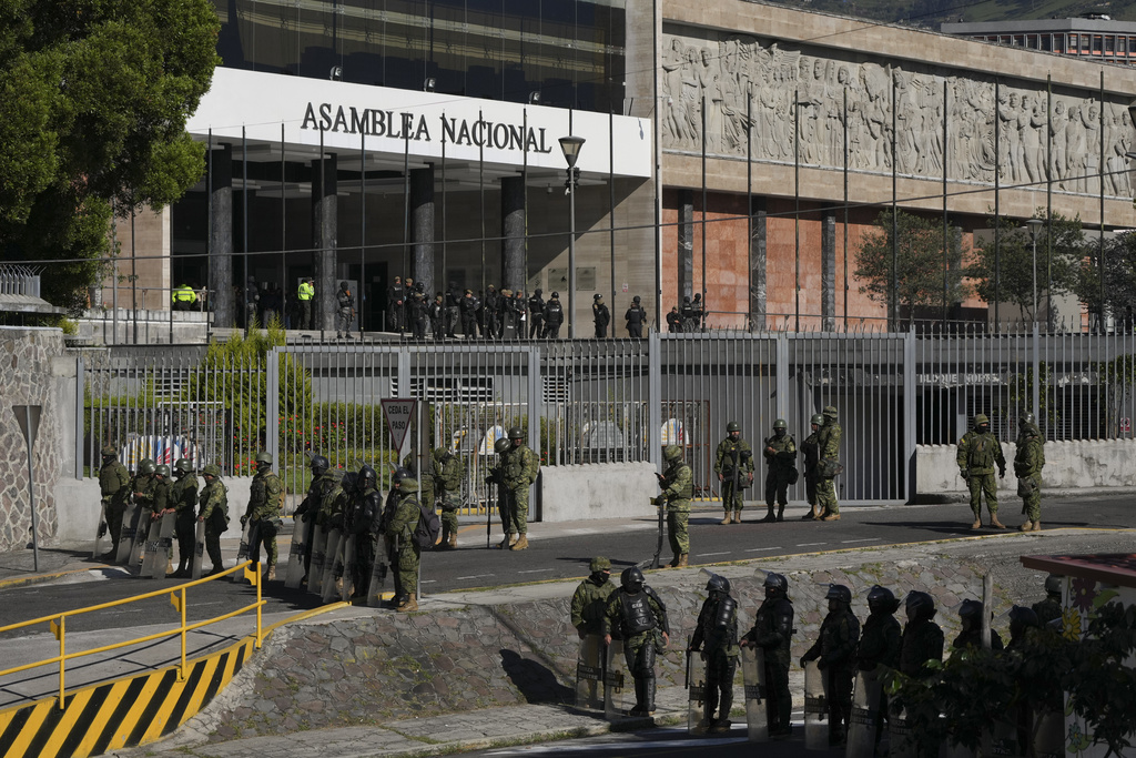 Militares cercan sede de la Asamblea Nacional y respaldan su disolución