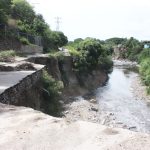 Habitantes de Atilio Raviccini en alerta ante derrumbe a orilla de la quebrada La Ruezga