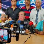 César Pérez Vivas, candidato a las elecciones primarias de la Plataforma Unitaria Democrática (PUD) acudió -la mañana de este miércoles- ante la Comisión Nacional de Primaria (CNP) a formalizar su aspiración de convertirse en el abanderado de la oposición venezolana que se medirá con el aspirante del Partido Socialista Unido de Venezuela (Psuv) en las elecciones presidenciales previstas a celebrarse en el año 2024. Acompañado de un grupo de ciudadanos, Pérez Vivas consignó todos los recaudos exigidos a la organización Concertación Ciudadana y al Partido Centro Democrática (PCD), toldas que respaldan su nombre para esta contienda comicial. https://twitter.com/cesarperezvivas/status/1671538312098586624?s=46&t=fhnhhoQSICrXp7nbFlc2fA Tras agradecer a la Comisión Nacional de Primaria (CNP) el trabajo titánico que hacen en pro de que el próximo 22 de octubre el país tenga un candidato unitario, el exgobernador del Táchira planteó la necesidad de mantener el equilibrio como ente garante para que todos los candidatos mantengan igualdad de condiciones. Entretanto, Pérez Vivas planteó la necesidad de buscar un acuerdo político que garantice la transición a la democracia. En función de ello, instó al órgano que sirve como ente rector a convocar una reunión con todos los dirigentes que han manifestado su interés en contarse para que se pongan de acuerdo sobre los puntos mínimos que garanticen la reinstitucionalización de Venezuela. "He firmado este documento que me han presentado como compromiso de valores y principios democráticos en esta competencia electoral, pero si bien lo suscribimos integralmente, esto no representa un pacto político para la conducción de la sociedad venezolana", objetó el dirigente demócrata-cristiano. Insistiendo en que más allá de firmar cualquier declaración de principio, Pérez Vivas fue enfático en que la coyuntura exige lo que denominó como un Pacto por la Transición y la Gobernabilidad. En función de esto dijo que deben comprometerse, entre otras cosas, a eliminar la reelección del presidente de la República, establecer la segunda vuelta en elecciones presidenciales, reducir el período de gobierno y devolver la bicameralidad al Parlamento Nacional. "Todo esto supone diálogo y entendimiento, incluido los que se van a ir del poder. Venezuela tiene que cambiar a fondo, la experiencia que hemos vivido ha sido suficientemente grave como para no aprender", enfatizó, al tiempo que advirtió que la primaria no puede ser un cheque en blanco para nadie. Maduro arruinó a los agricultores Al ser consultado por la prensa nacional y medios internacionales por la situación que hoy atraviesan los trabajadores del campo venezolano, ante la escasez de combustible, Pérez Vivas sin titubeos dijo que Nicolás Maduro es el único responsable que hoy el sector agrícola nacional esté quebrado.