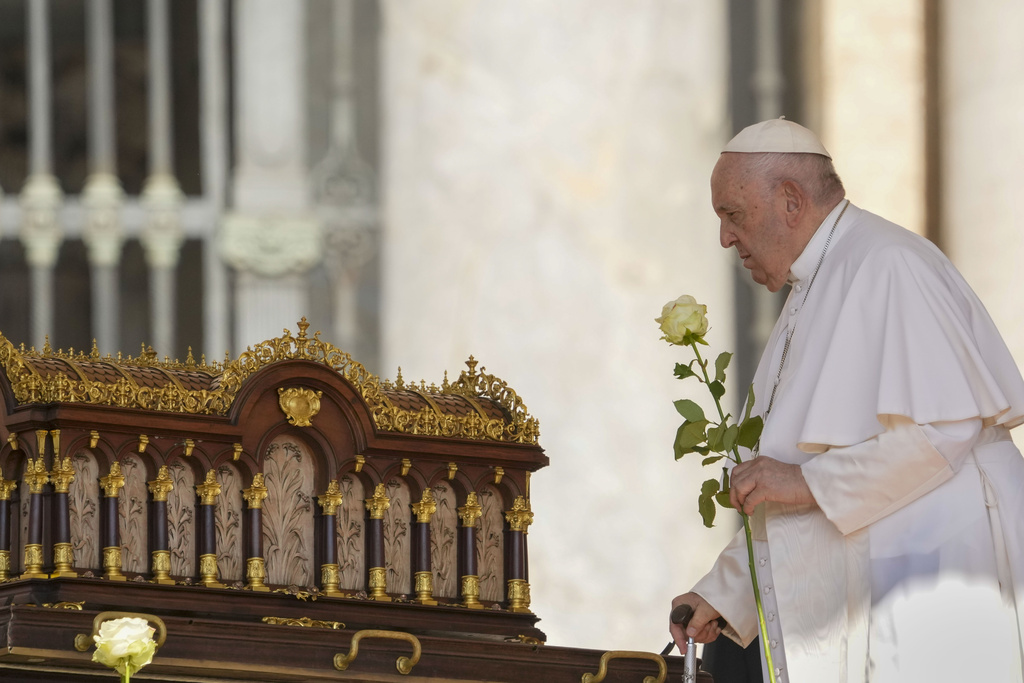 El papa se someterá a una operación por riesgo de obstrucción intestinal