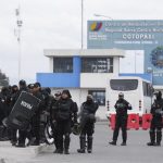 Gobierno de Ecuador autorizan a policías a usar armas contra delincuentes