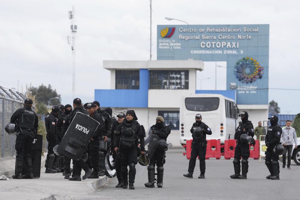 Gobierno de Ecuador autorizan a policías a usar armas contra delincuentes