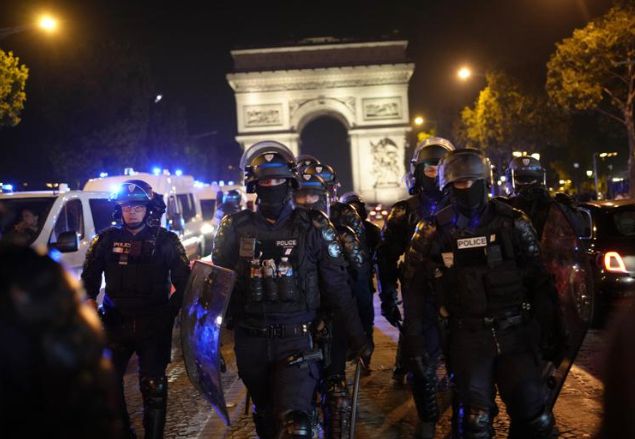 Policía francesa custodia alrededores de los Campos Elíseos