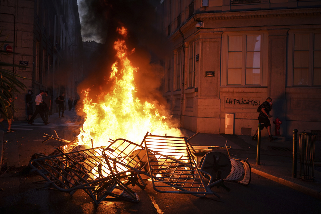 Cuarta jornada de disturbios en Francia deja más de 1.300 detenidos