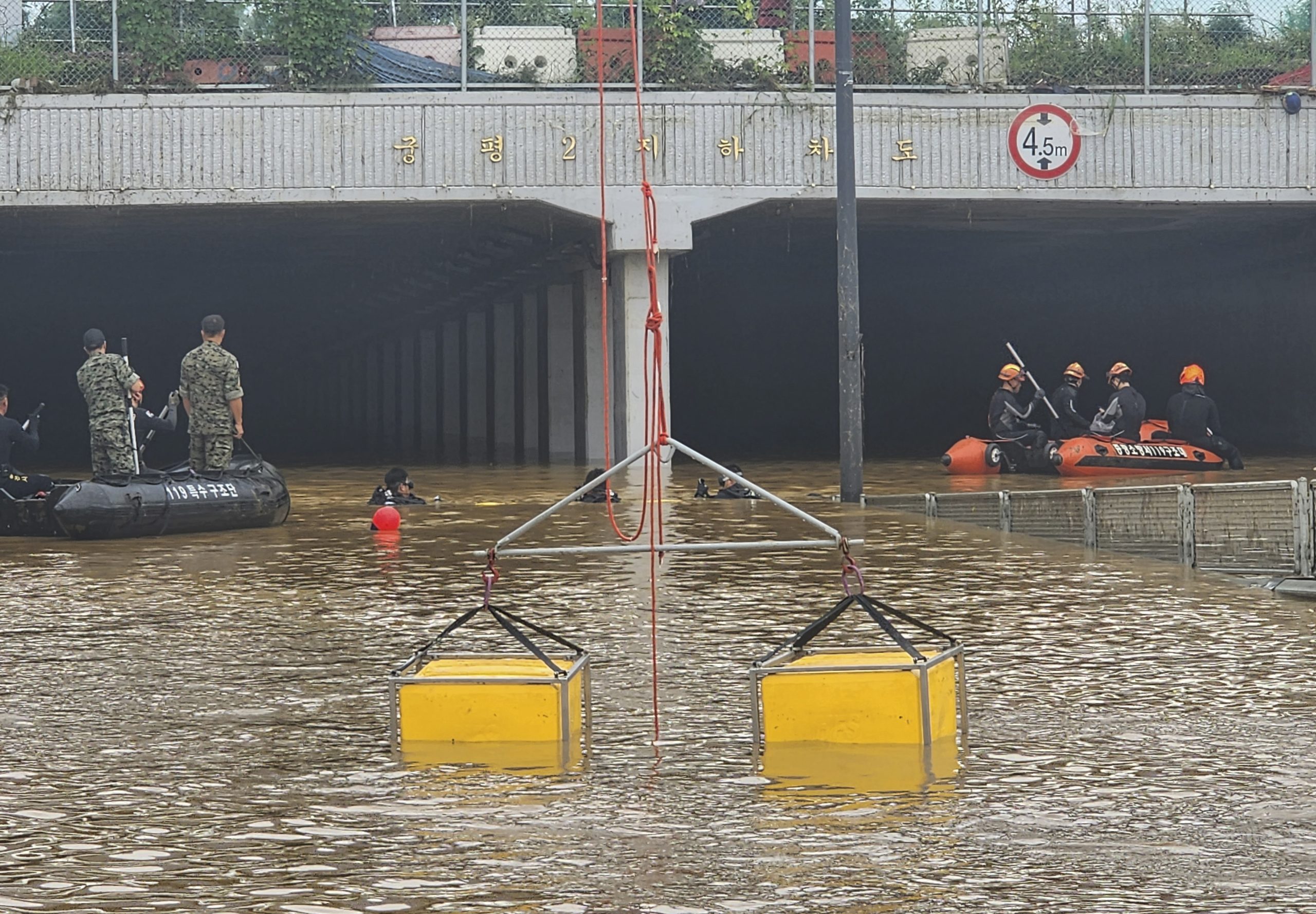 Extraen siete cuerpos de un túnel inundado tras fuertes lluvias en Corea del Sur