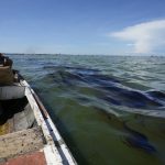 Activa embarcación especial para recolectar petróleo derramado en el Lago de Maracaibo