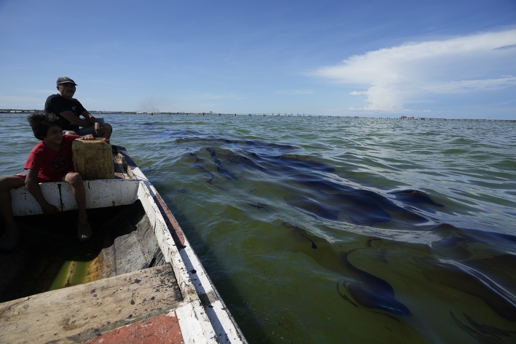 Activa embarcación especial para recolectar petróleo derramado en el Lago de Maracaibo