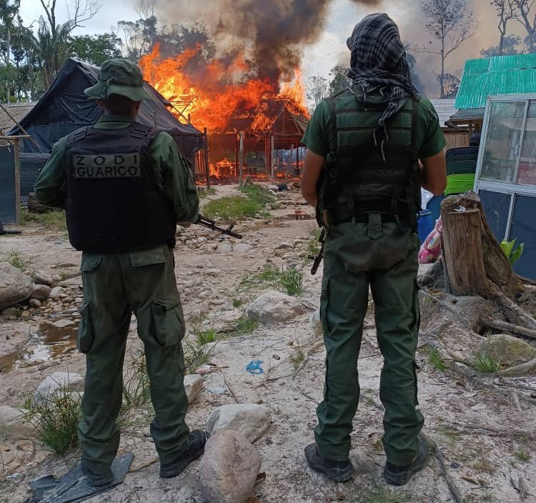 FANB destruye 57 estructuras de campamento de minería ilegal en Amazonas